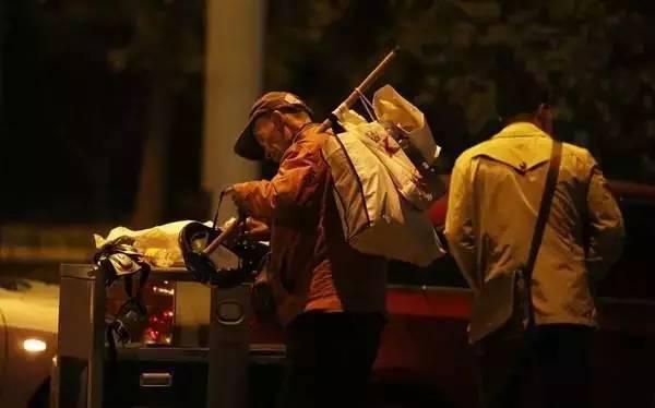 含著淚看完的！一位拾荒老人，溫暖了整個(gè)人間
