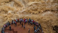 云南虎跳峽“超級山洪”：游客淡定拍照，作死